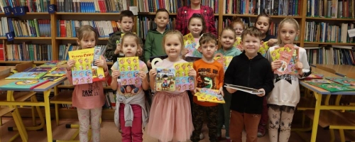Wizyta przedszkolaków w szkolnej bibliotece