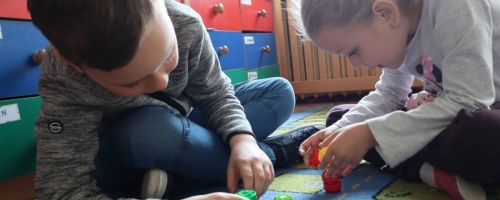 Budujemy wieżę z surowców wtórnych – nakrętek