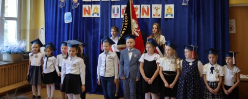 Ślubowanie i pasowanie na ucznia klasy pierwszej Szkoły Podstawowej im. Róży Zamoyskiej w Częstkowie