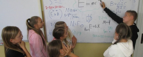  Rozstrzygnięcie szkolnego konkursu na klasowe zdjęcie nawiązujące do sławnej osoby z dysleksją