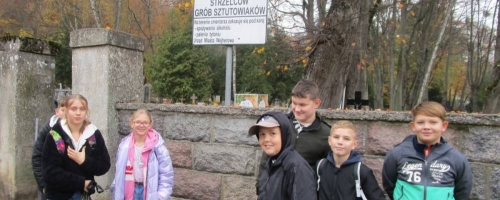  Wizyta na zabytkowym Starym Cmentarzu w Wejherowie – Tydzień Pamięci w Gminie Szemud i udział w akcji „Nie pozwól pamięci zarastać trawą... Sprzątnij grób obok”