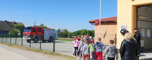 Dzień Strażaka w OSP Częstkowo – niezapomniane spotkanie dla dzieci z oddziału przedszkolnego i klas I-III