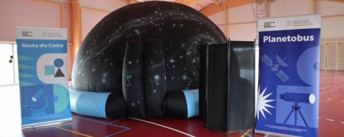 Wizyta Planetobusu z Centrum Nauki Kopernik w Szkole Podstawowej im. Róży Zamoyskiej w Częstkowie