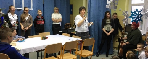 Wspólne kolędowanie i klasowe spotkania przy wigilijnym stole :)