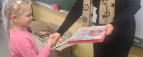 Rozdanie nagród laureatom szkolnego konkursu plastycznego na  świąteczną kartkę bożonarodzeniową