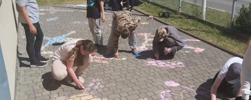 Chodnikowe rysowanie na lekcji plastyki