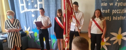 Uroczystość zakończenia nauki w szkole podstawowej