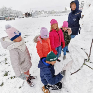 pokaż obrazek - Uczniowie ulepili bałwana