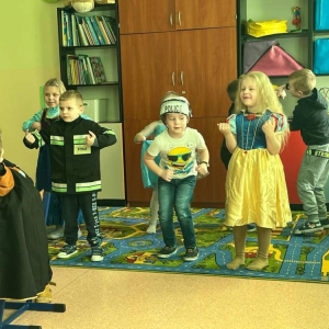 pokaż obrazek - Dzieci tańczą