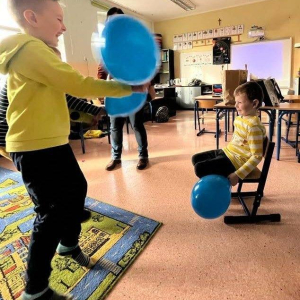 pokaż obrazek - Zabawa z balonami