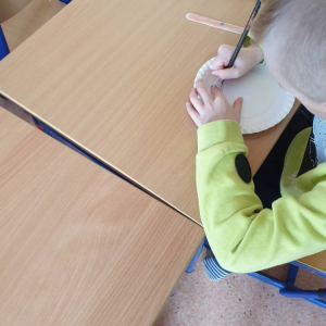 pokaż obrazek - Uczeń rysuje