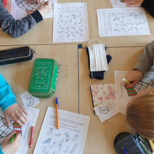 pokaż obrazek - Uczniowie kolorują