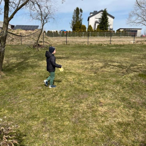 pokaż obrazek - Dziecko szuka wielkanocnego zajączka