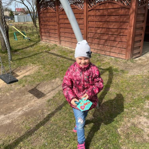 pokaż obrazek - Dziecko pokazuje wielkanocnego zajączka
