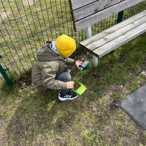 pokaż obrazek - Dziecko szuka wielkanocnego zajączka