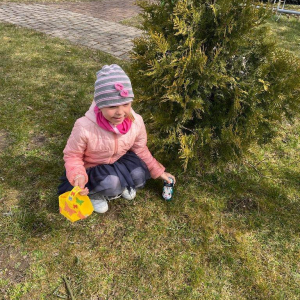 pokaż obrazek - Dziecko szuka wielkanocnego zajączka