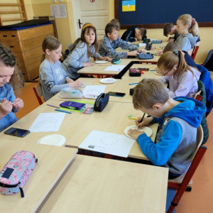 pokaż obrazek - Uczniowie rysują