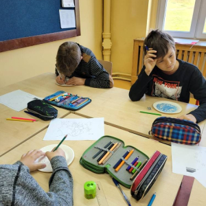 pokaż obrazek - Uczniowie rysują