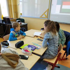 pokaż obrazek - Uczniowie rysują
