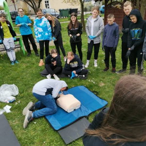 pokaż obrazek - Uczniowie ćwiczą udzielanie pierwszej pomocy