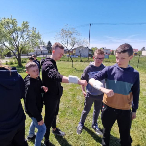 pokaż obrazek - Uczniowie ćwiczą wykonywanie opatrunków