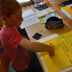 pokaż obrazek - Uczeń robi odcisk kciuka na kartce