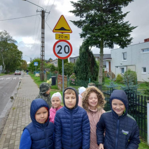 pokaż obrazek - Uczniowie poznają zasady ruchu drogowego