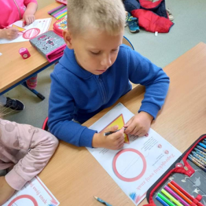 pokaż obrazek - Uczniowie wypełniają karty pracy