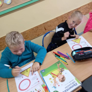 pokaż obrazek - Uczniowie wypełniają karty pracy