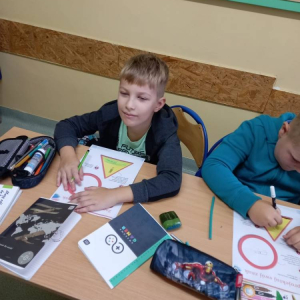 pokaż obrazek - Uczniowie wypełniają karty pracy