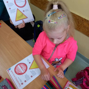pokaż obrazek - Uczniowie wypełniają karty pracy