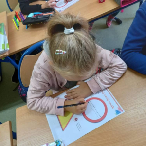 pokaż obrazek - Uczniowie wypełniają karty pracy