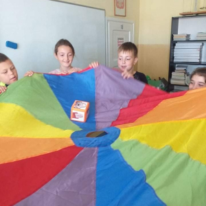 pokaż obrazek - Zabawa z chustą animacyjną