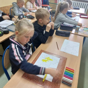 pokaż obrazek - Dzieci wykonują pracę plastyczną