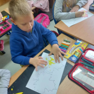 pokaż obrazek - Dzieci wykonują pracę plastyczną