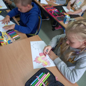 pokaż obrazek - Dzieci wykonują pracę plastyczną