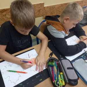 pokaż obrazek - Dzieci wykonują pracę plastyczną