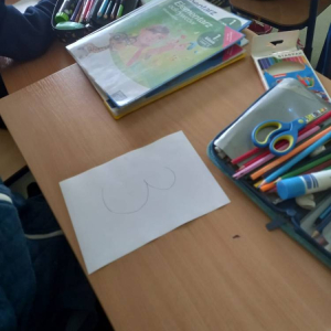 pokaż obrazek - Uczniowie rysują