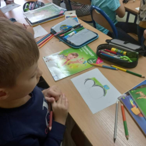 pokaż obrazek - Uczniowie rysują