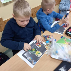 pokaż obrazek - Uczniowie wykonują pracę plastyczną