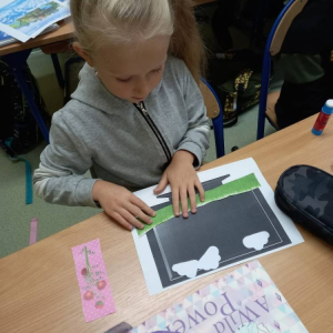 pokaż obrazek - Uczniowie wykonują pracę plastyczną