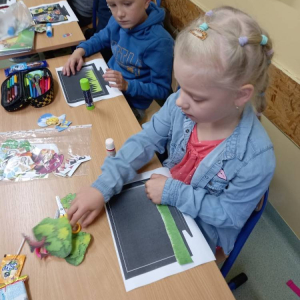 pokaż obrazek - Uczniowie wykonują pracę plastyczną