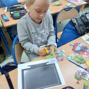 pokaż obrazek - Uczniowie wykonują pracę plastyczną