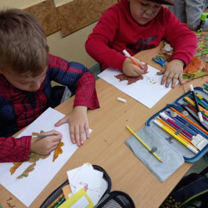 pokaż obrazek - Uczniowie wykonują pracę plastyczną