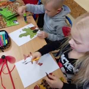 pokaż obrazek - Uczniowie wykonują pracę plastyczną