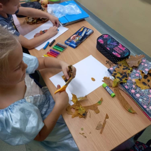 pokaż obrazek - Uczniowie wykonują pracę plastyczną