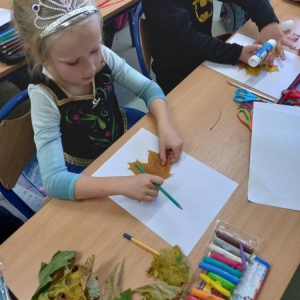 pokaż obrazek - Uczniowie wykonują pracę plastyczną