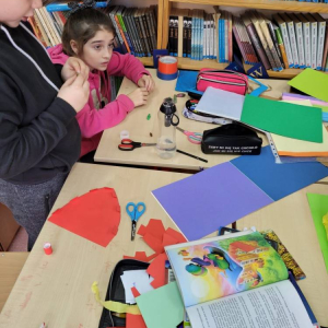pokaż obrazek - Uczniowie tworzą makietę