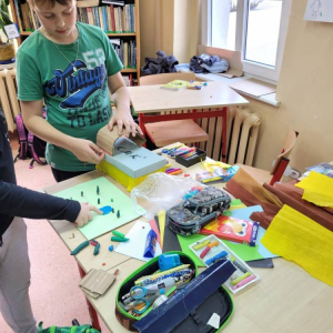 pokaż obrazek - Uczniowie tworzą makietę
