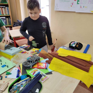 pokaż obrazek - Uczniowie tworzą makietę